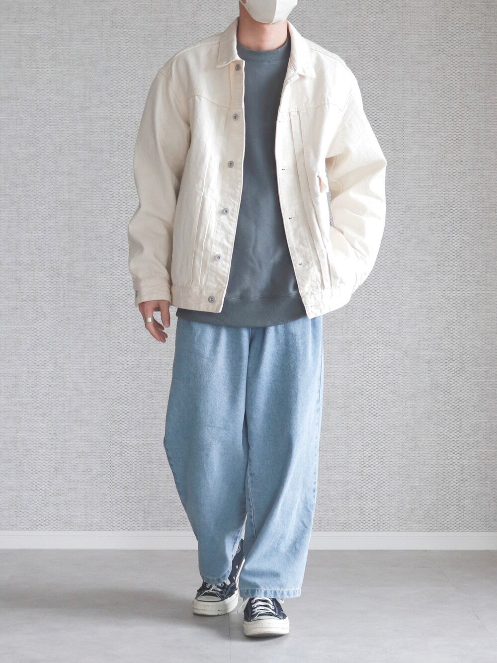 「FORK&SPOON、MONO-MART、RUUBON、コンバース、converse、スニーカーコーデ、スニーカー、デニムジャケット、デニムパンツ、デニム、春コーデ、メンズファッション、シンプルコーデ、淡色コーデ、春アウター」｜「FORK&SPOONの『セットアップ対応』FORK&SPOON　デニムジャケット（デニムジャケット、ホワイト系）」を使った、Laitoさん（メンズ・169cm）の冬コーディネートの1枚目の写真