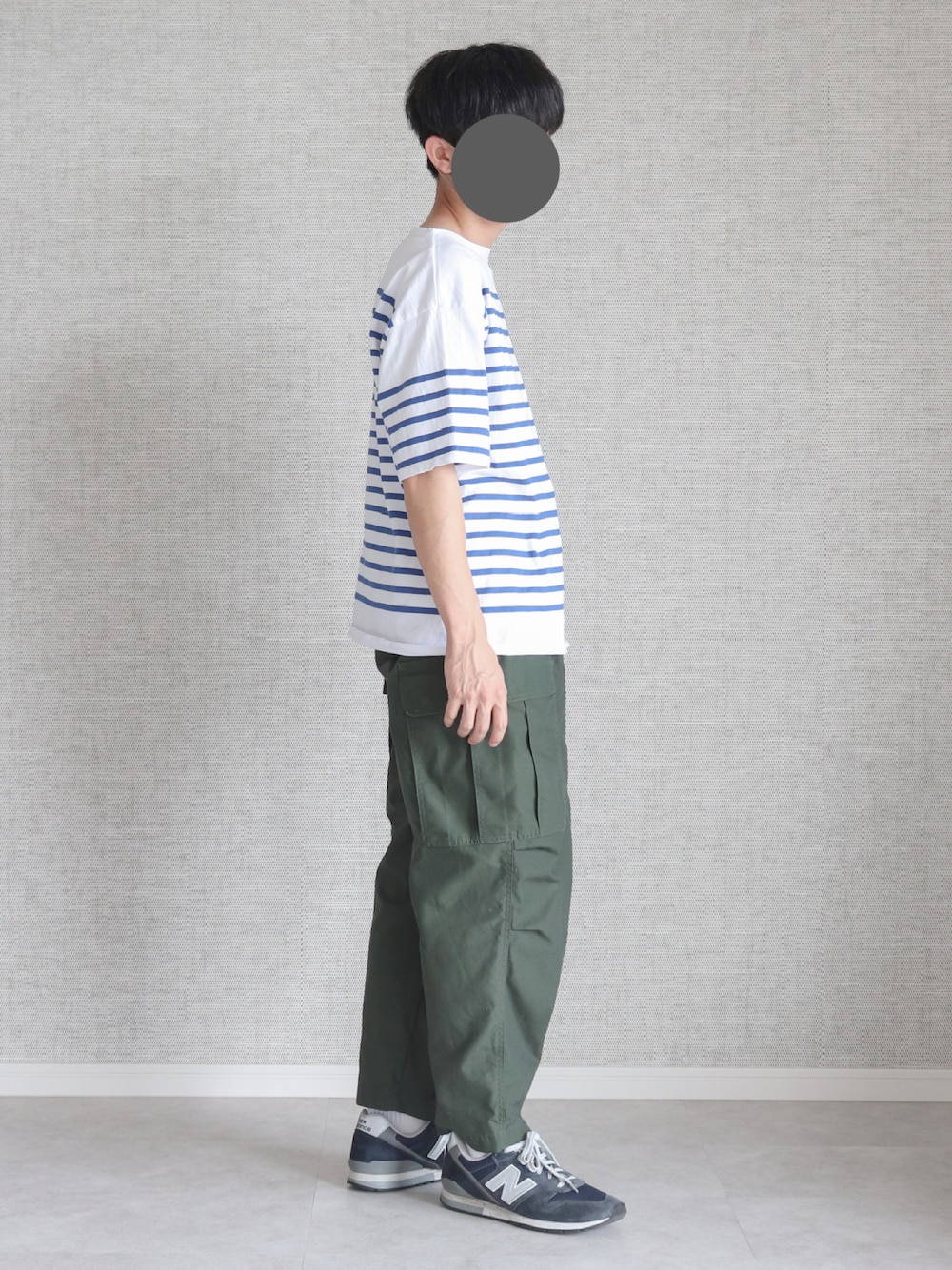 ブルー系のTシャツ/カットソー、グリーン系のカーゴパンツ、ブルー系のスニーカーを着用したメンズの夏コーディネートの1枚目の写真