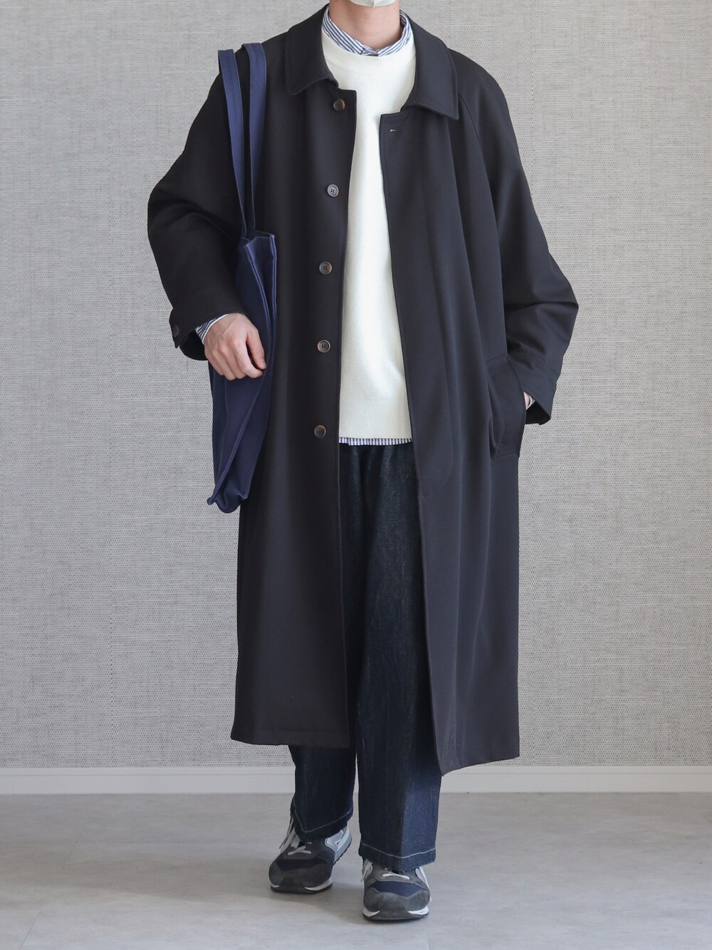 「remerのloose soutien collar long coat/ルーズステンカラーコート（ステンカラーコート、ブラック系）」を使った、Laitoさん（メンズ・169cm）の冬コーディネートの1枚目の写真