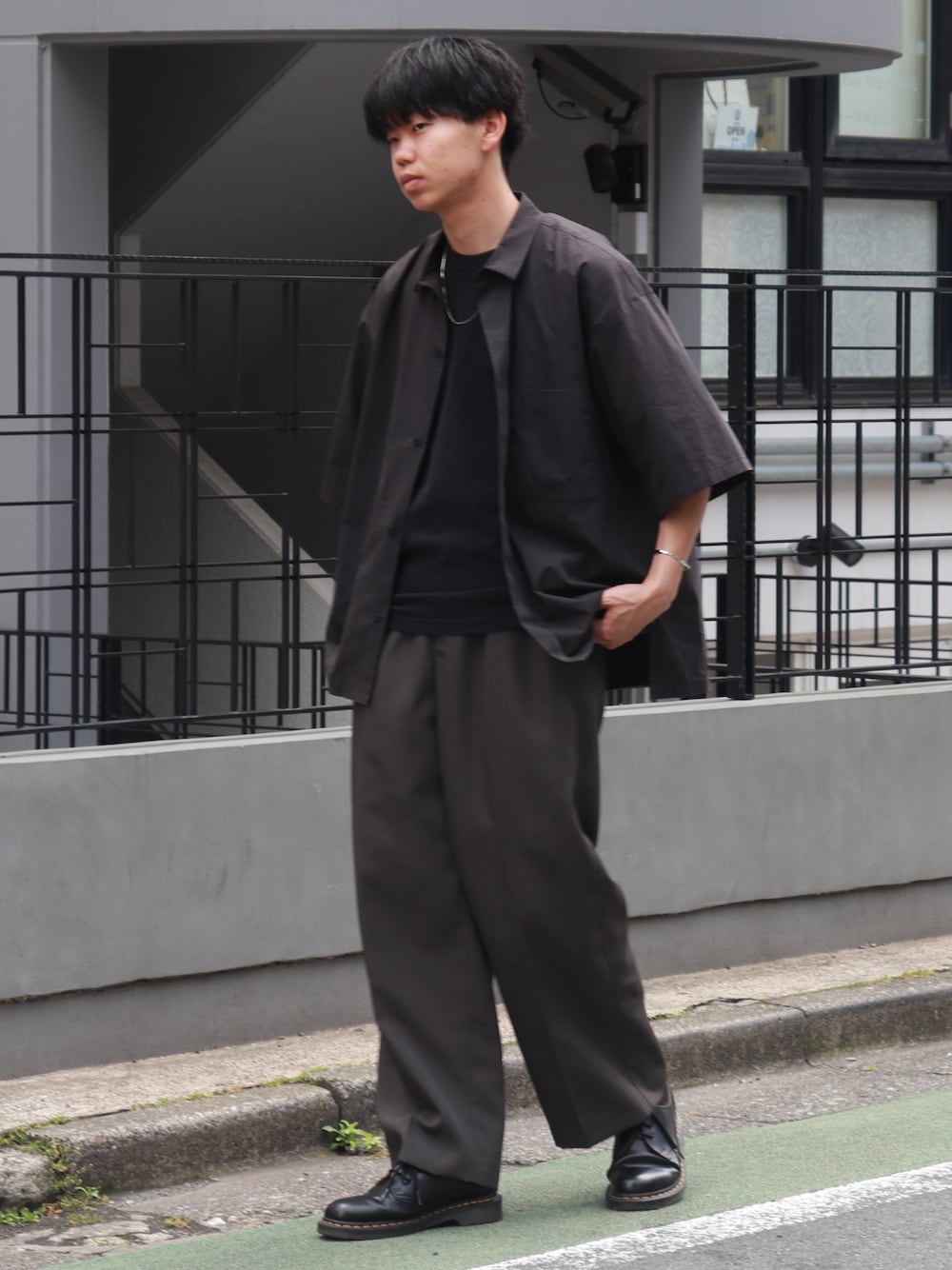 「シャツ好き集まれ、デートコーデ、スラックス、レイヤードスタイル、夏コーデ」｜「WYM LIDNMのHIGH TWISTED GABA WIDE TUCK SLACKS（スラックス、ブラウン系）」を使った、Laitoさん（メンズ・169cm）の夏コーディネートの1枚目の写真