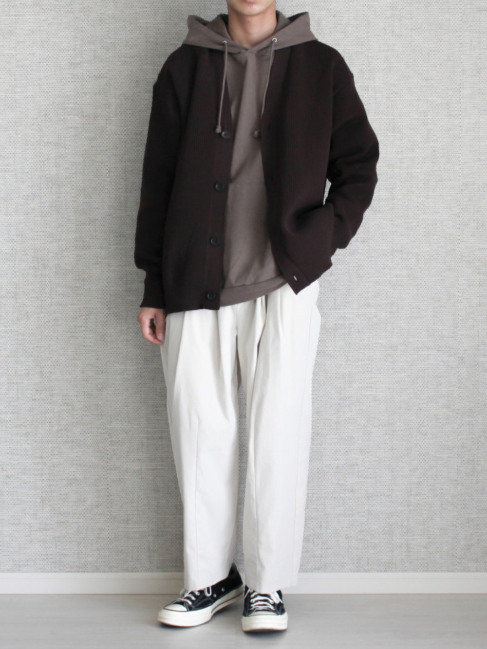 「カーディガン、スニーカー、パーカー、converse、スニーカーコーデ、GU、プチプラ、白パンツ、プチプラコーデ、パーカーコーデ、GUコーデ、カーディガンコーデ、remer」｜「GUのウォッシャブルアゼカーディガン(長袖)SW Lsize（カーディガン/ボレロ、ブラウン系）」を使った、Laitoさん（メンズ・169cm）の秋コーディネートの1枚目の写真