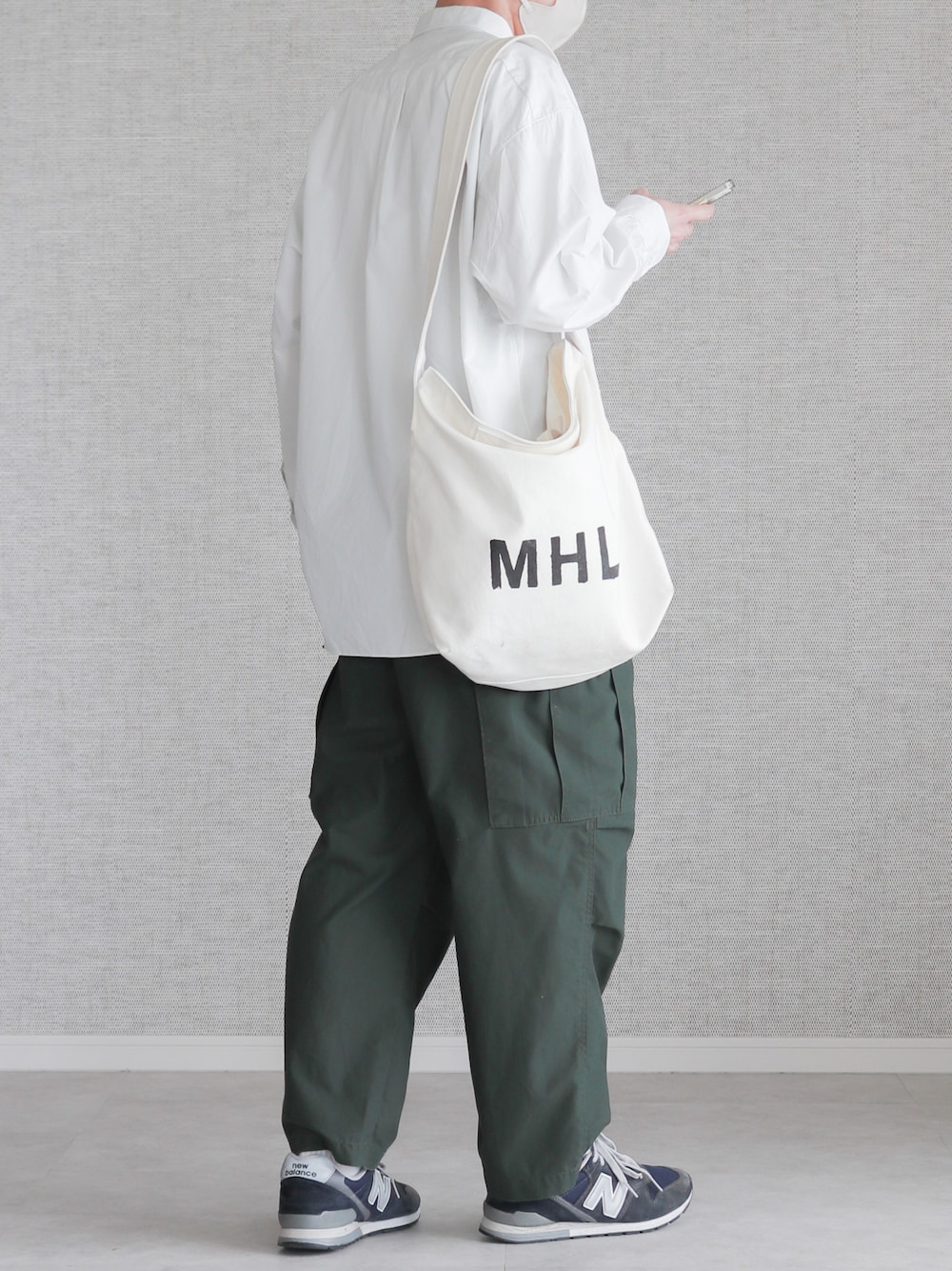 「白シャツ、シャツスタイル、カーゴパンツ、スニーカーコーデ、スニーカー、newblance、FREAK’Ｓ STORE、THOMAS MAISON、MHL.、ミリタリー、ショルダーバッグ」｜「THOMAS MASONのトーマスメイソンオーバーシャツ（シャツ/ブラウス、ホワイト系）」を使った、Laitoさん（メンズ・169cm）の春コーディネートの1枚目の写真