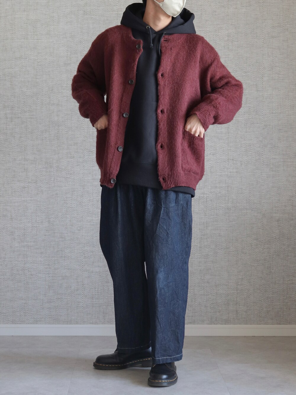 「CASPER JOHN、カーディガン、パーカー、GU、WYM、冬服、モヘアカーディガン、デニムパンツ、デニム、革靴、Dr.Martens、ドクターマーチン」｜「CASPER JOHNのMohair wool mix cardigan/モヘアウールミックスカーディガン（カーディガン/ボレロ、レッド系）」を使った、Laitoさん（メンズ・169cm）の秋コーディネートの1枚目の写真