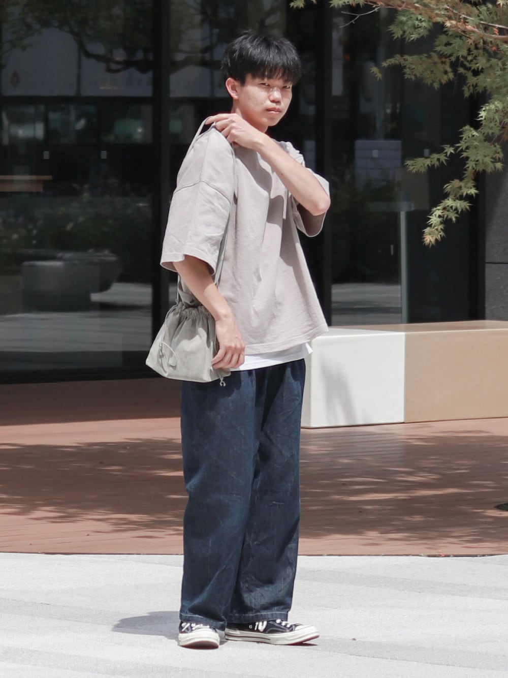 「このスタイルがお気に入り、デニム、デニムパンツ、Tシャツ、レイヤードスタイル、レイヤード、スニーカー、スニーカーコーデ、夏コーデ、淡色コーデ、お出かけコーデ、きれいめカジュアル、夏だ！Tシャツ着よう！、プチプラ、休日スタイル」｜「remerのloose basic Tee/ルーズベーシックT（Tシャツ/カットソー、ベージュ系）」を使った、Laitoさん（メンズ・169cm）の夏コーディネートの1枚目の写真