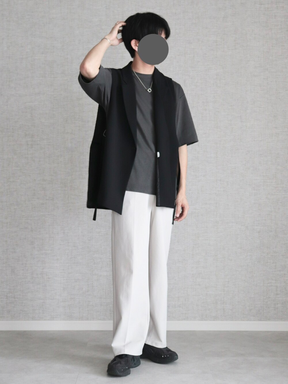 「休日スタイル、韓国ファッション、きれいめカジュアル、プチプラ、モード、モノトーン、UNIQLO、カラーパンツ、GU、GUコーデ、ジレ、ベスト、今日のコーデ、ユニクロ、スニーカーコーデ」｜「UNIQLOのエアリズムコットンオーバーサイズTシャツ（5分袖）（Tシャツ/カットソー、ブルー系）」を使った、Laitoさん（メンズ・169cm）の夏コーディネートの1枚目の写真