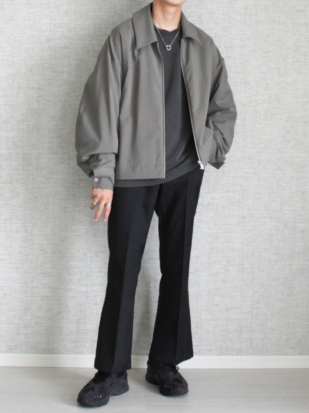 「ブルゾン、秋のコーデ、HARE、スニーカーコーデ、フレアパンツ、UNITED TOKYO、フレアパンツコーデ、remer、Adoonplain、だから秋服が好き」｜「UNITED TOKYOのハウンドトゥースジップブルゾン（ブルゾン、ブラウン系）」を使った、Laitoさん（メンズ・169cm）の秋コーディネートの1枚目の写真