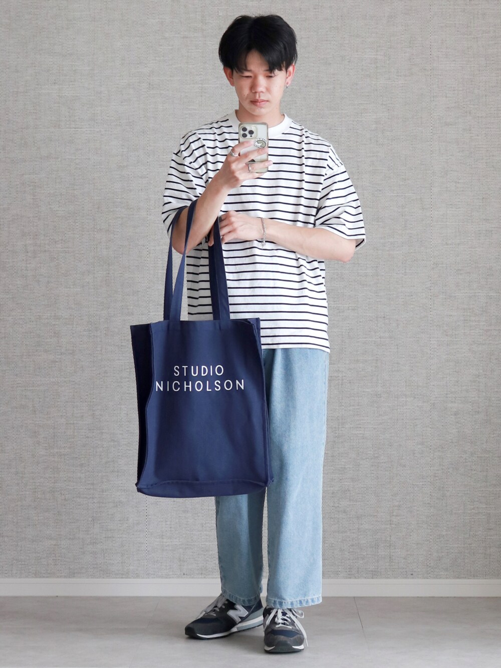 「WEARyouthコーデ、初夏コーデ、デニムパンツ、デニム、ボーダー、STUDIONICHOLSON、トートバッグ、ニューバランス、スニーカーコーデ、スニーカー、ボーダートップス、夏コーデ」｜「RUUBONの【RUUBON】rustic basic big Tee / ラスティック ベーシック ビッグ Tシャツ（Tシャツ/カットソー、ホワイト系）」を使った、Laitoさん（メンズ・169cm）の夏コーディネートの1枚目の写真