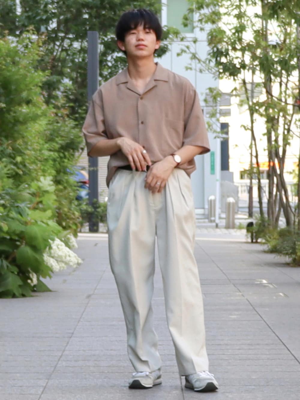 「COOLなこのコが仲間入り、休日スタイル、タックイン、オープンカラーシャツ、白パンツ、EMMA  CLOTHES、ラテカラー、半袖シャツ、きれいめカジュアル、スニーカーコーデ」｜「EMMA CLOTHESのブライトポプリンリラックスオープンカラーシャツ Poplin Open Collar Shirt(1/2 Sleeve)（シャツ/ブラウス、ベージュ系）」を使った、Laitoさん（メンズ・169cm）の夏コーディネートの1枚目の写真