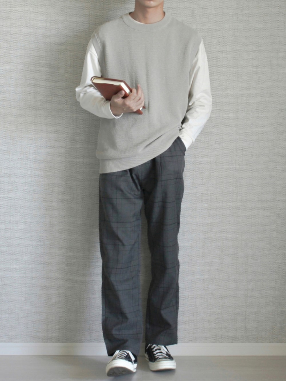 「スニーカー、柄パンツ、ベスト、学生、スニーカーコーデ、GU、チェックパンツ、ニットベスト、秋服、秋服コーデ、MinoriTY、学生コーデ、kutir、マイノ男子」｜「kutirのアソートプリントロンT（Tシャツ/カットソー、ホワイト系）」を使った、Laitoさん（メンズ・169cm）の秋コーディネートの1枚目の写真