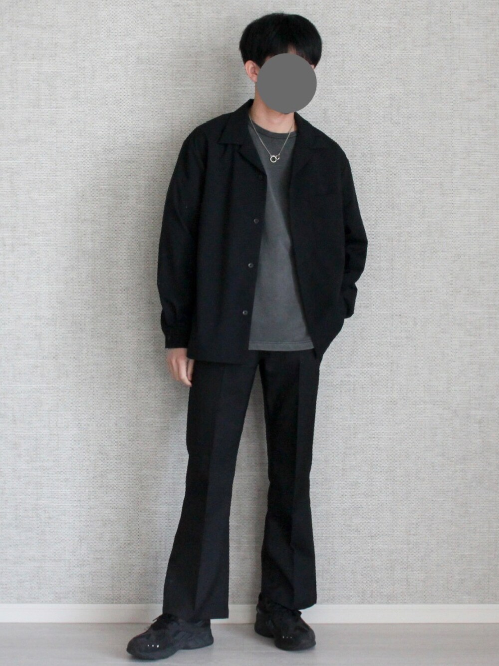「モノトーン、モノトーンコーデ、GU、HARE、Adoonplain、フレアパンツ、モード、ブラックコーデ、ブラック、シンプルコーデ、休日スタイル、シンプル、大学生、ワントーンコーデ、スニーカー」｜「Adoon plainの【Adoon plain】センタープレスフレアパンツ（その他パンツ、ブラック系）」を使った、Laitoさん（メンズ・169cm）の冬コーディネートの1枚目の写真