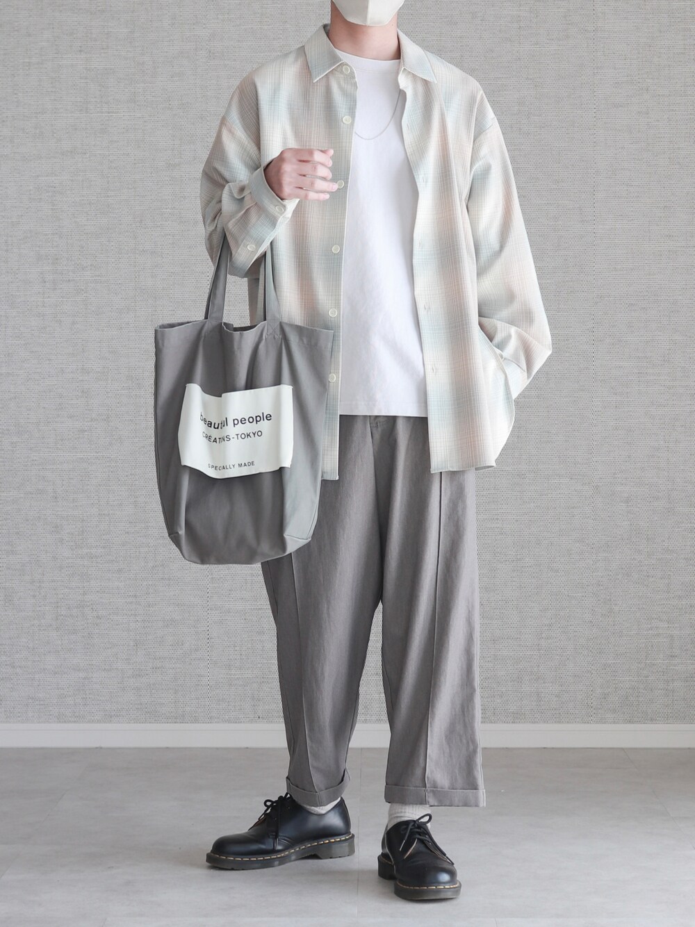 「GU、シャツスタイル、シャツ、GUコーデ、remer、CASPER JOHN、スラックス、Dr.Martens、革靴、トートバッグ、beautiful people、チェックシャツ」｜「GUのスリットロングシャツ（シャツ/ブラウス、ベージュ系）」を使った、Laitoさん（メンズ・169cm）の春コーディネートの1枚目の写真