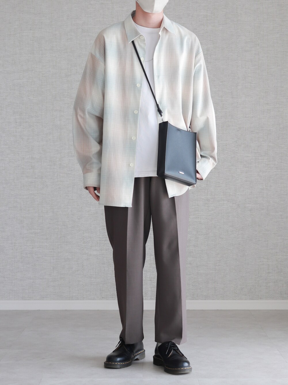 「GUのスリットロングシャツ（シャツ/ブラウス、ベージュ系）」を使った、Laitoさん（メンズ・169cm）の春コーディネートの1枚目の写真