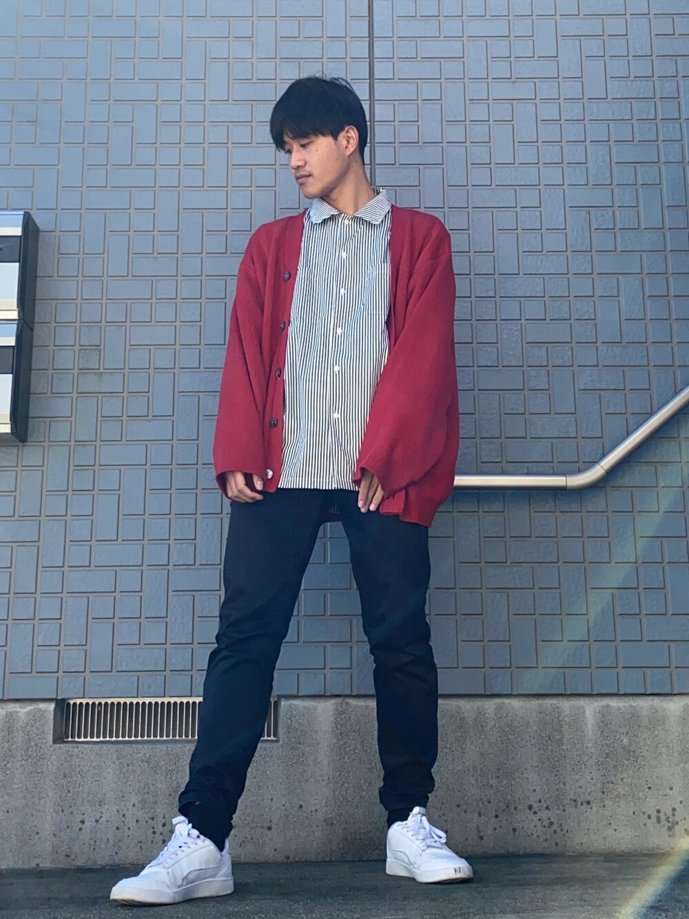 その他のシャツ/ブラウス、レッド系のカーディガン/ボレロ、ブラック系のデニムパンツを着用したメンズの冬コーディネートの1枚目の写真