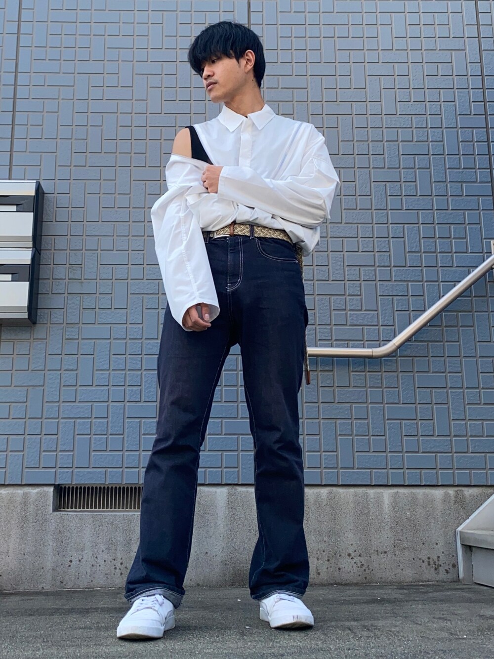 ブルー系のデニムパンツ、ホワイト系のその他アウター、ブラック系のタンクトップを着用したメンズの春コーディネートの1枚目の写真