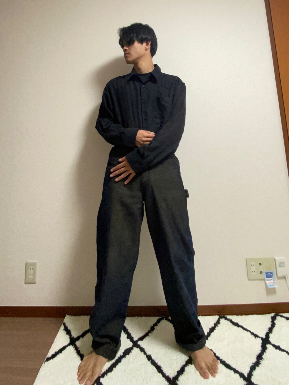 ブラック系のデニムパンツ、ブラック系のシャツ/ブラウスを着用したメンズの秋コーディネートの1枚目の写真