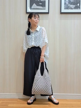 「SHOO・LA・RUE（シューラルー）の【洗濯機可/体型カバー】羽織るだけで雰囲気変わる 柄アソート ポンチョ風シアーシャツ（シャツ/ブラウス、ベージュ系）」を使った、さおさん（レディース・154cm）の春コーディネート