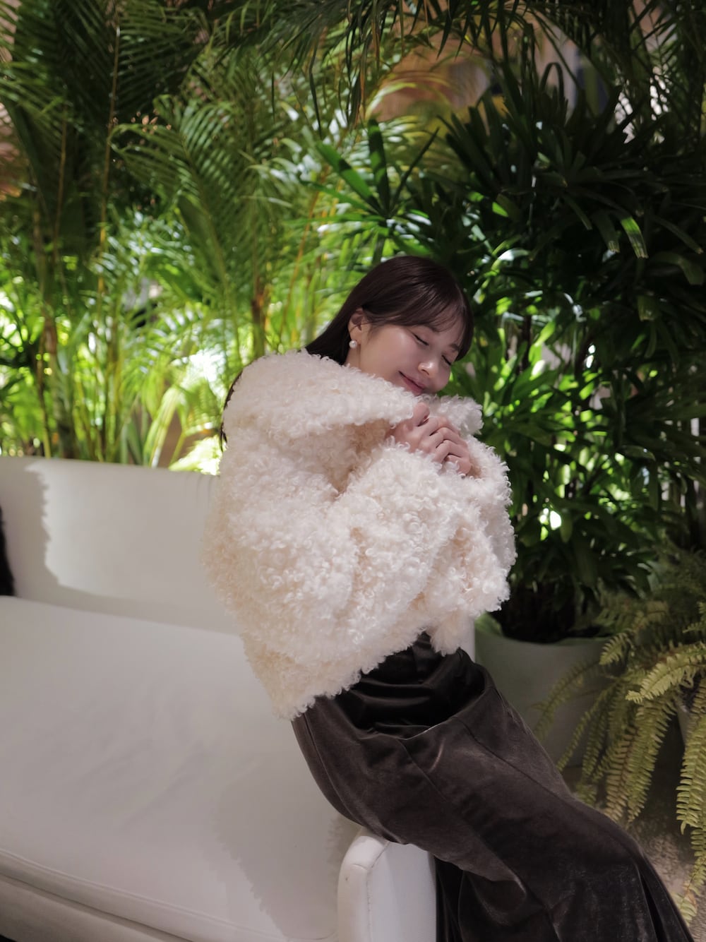 「大人コーデ、ホワイトコーデ、クリスマスに着たい服、ファーコート、低身長コーデ、低身長、152cm、ベロアワンピース、ベロア、秋冬コーデ」｜「Luanの【Luan】プードルファーコート（その他アウター、ホワイト系）」を使った、黒田りこ【低身長コーデ】さん（レディース・152cm）の冬コーディネートの1枚目の写真
