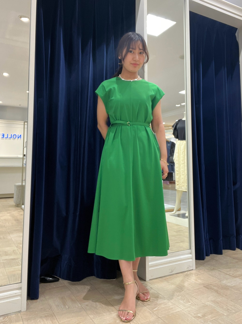グリーン系のワンピースを着用したレディースの夏コーディネートの1枚目の写真
