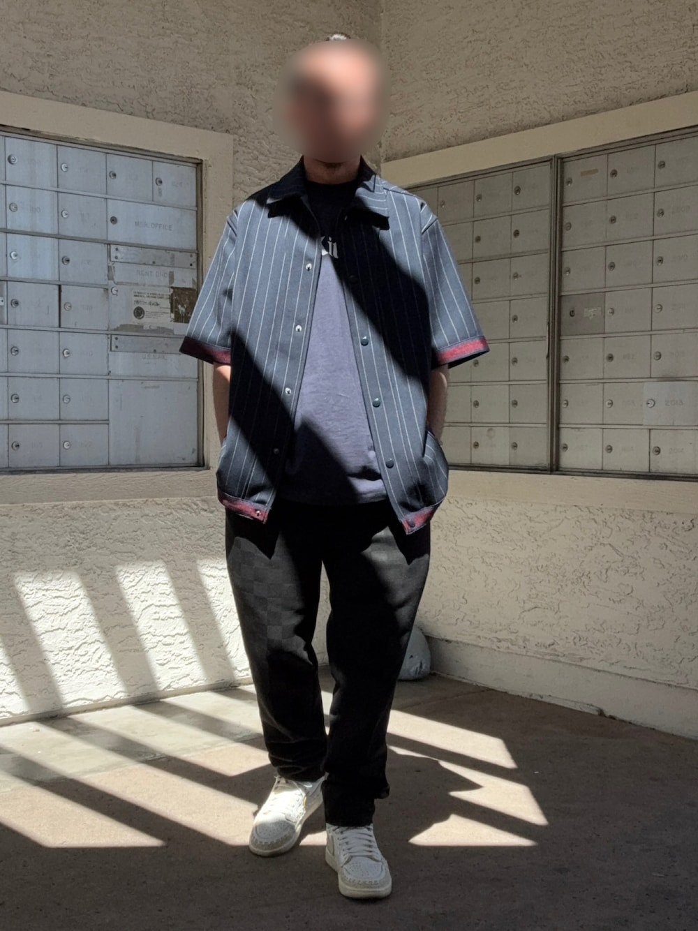 「KITHのアイテム（Tシャツ/カットソー、ブラック系）」を使った、Kith Su Kithさん（メンズ・160cm）の春コーディネートの1枚目の写真