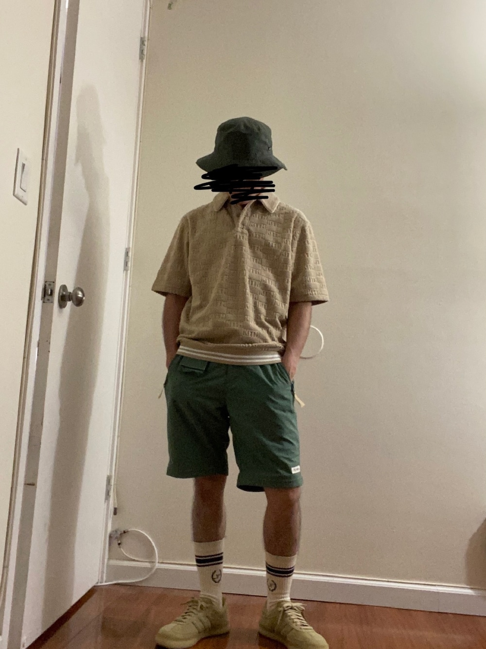 「kith、summer、シンプルスタイル、green」｜「KITHのアイテム（ハット、グリーン系）」を使った、Kith Su Kithさん（メンズ・160cm）の春コーディネートの1枚目の写真