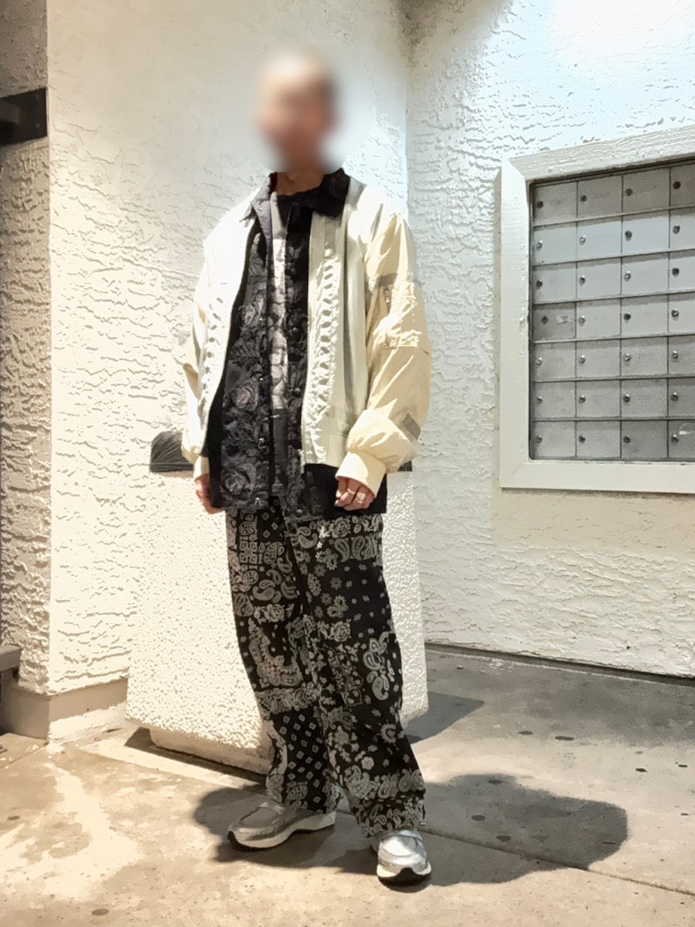 「NEW BALANCEのアイテム（ローファー、グレー系）」を使った、Kith Su Kithさん（メンズ・160cm）の冬コーディネートの1枚目の写真