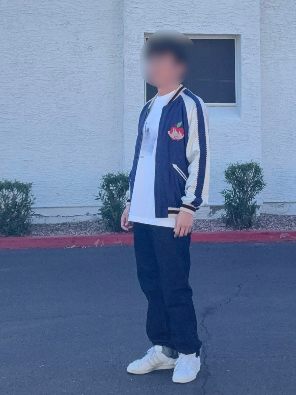 ホワイト系のスニーカー、ブルー系のデニムパンツ、ブルー系のジャケット/アウターを着用したメンズの秋コーディネートの1枚目の写真