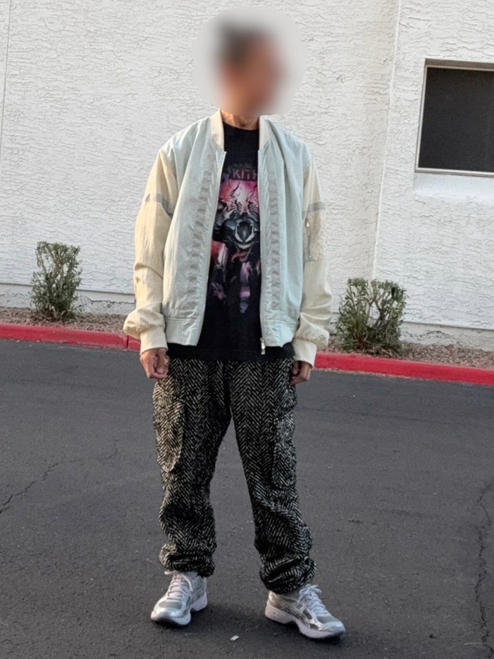 「KITHのアイテム（Tシャツ/カットソー、ブラック系）」を使った、Kith Su Kithさん（メンズ・160cm）の秋コーディネートの1枚目の写真