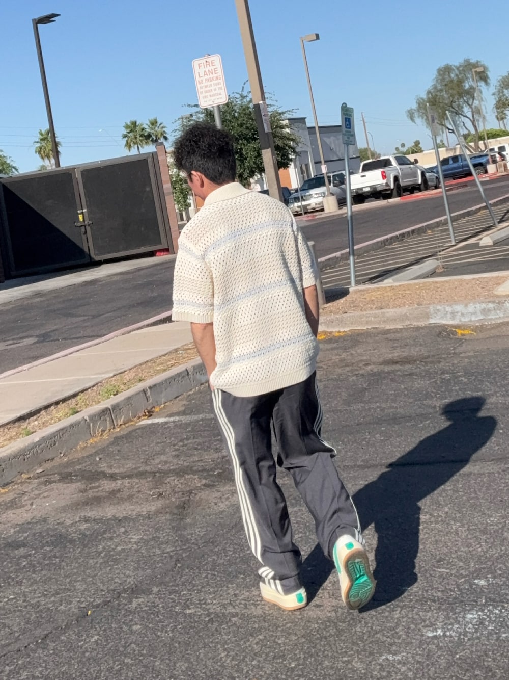 「NIKEのアイテム（スニーカー、ホワイト系）」を使った、Kith Su Kithさん（メンズ・160cm）の春コーディネートの1枚目の写真