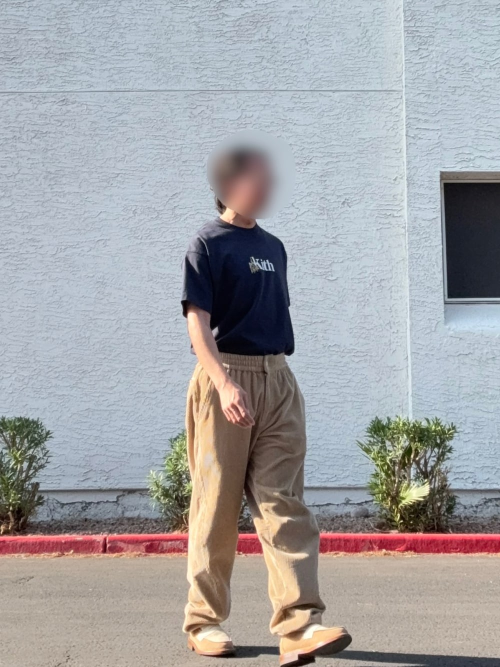 ベージュ系のその他パンツ、ベージュ系のシューズ、ブラック系のTシャツ/カットソーを着用したメンズの夏コーディネートの1枚目の写真