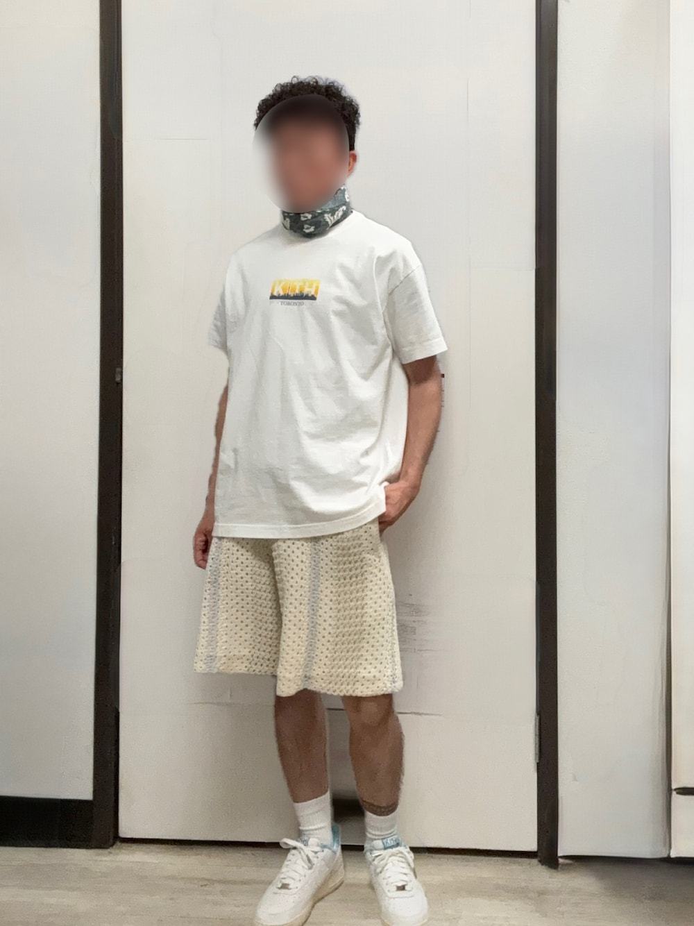 「NIKEのアイテム（スニーカー、ホワイト系）」を使った、Kith Su Kithさん（メンズ・160cm）の春コーディネートの1枚目の写真