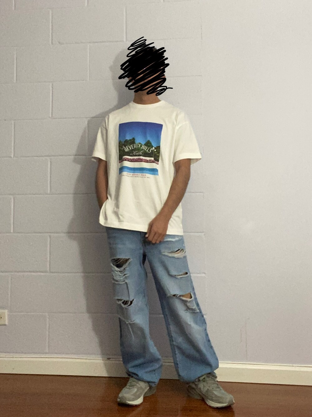 「Levi's、kith、New Balance、wtaps」｜「KITHのアイテム（Tシャツ/カットソー、ホワイト系）」を使った、Kith Su Kithさん（メンズ・160cm）の秋コーディネートの1枚目の写真