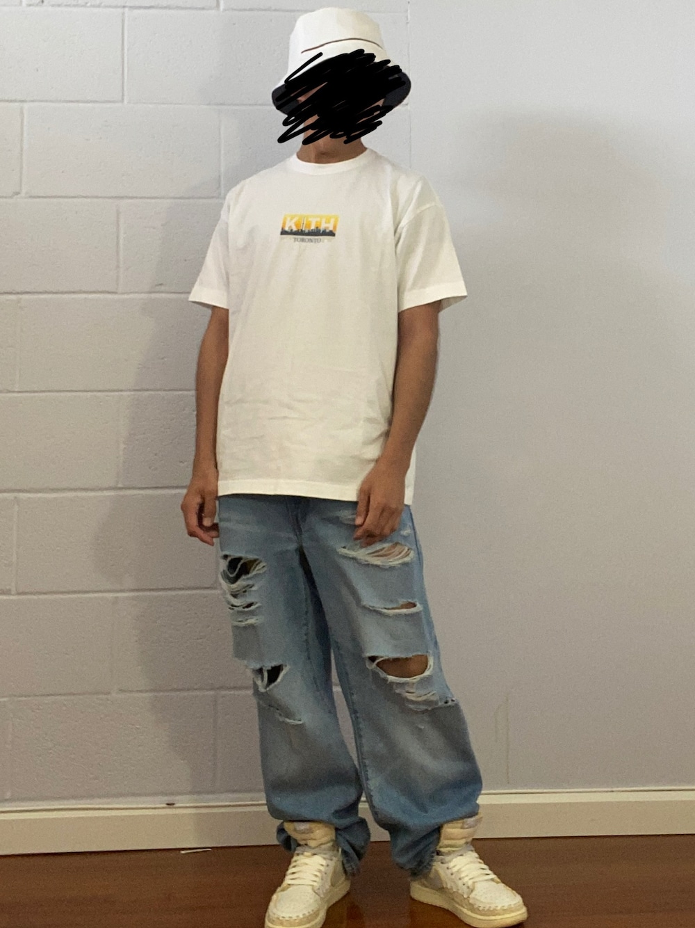 「kith、Levi's、NIKE」｜「KITHのアイテム（帽子、ホワイト系）」を使った、Kith Su Kithさん（メンズ・160cm）の秋コーディネートの1枚目の写真