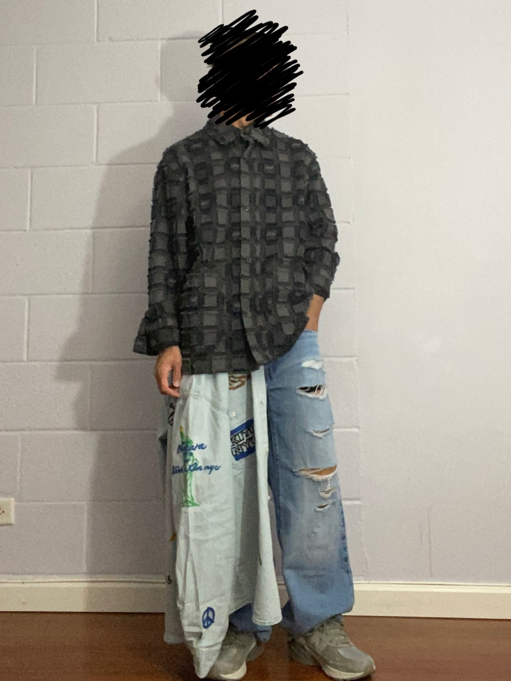 「kith、Levi's、New Balance」｜「KITHのアイテム（シャツ/ブラウス、ブラック系）」を使った、Kith Su Kithさん（メンズ・160cm）の秋コーディネートの1枚目の写真