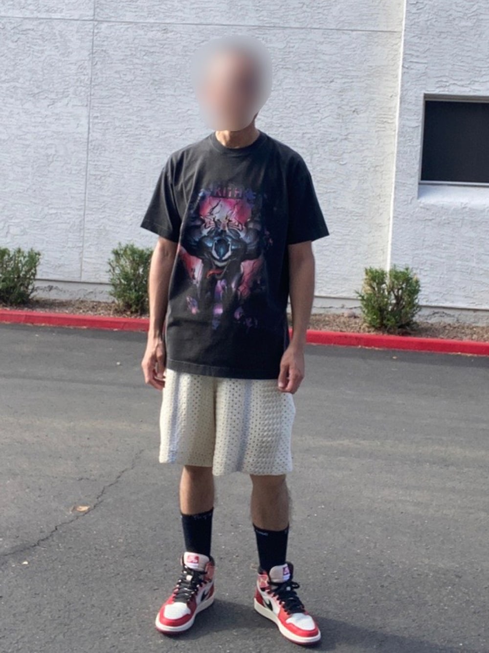 「KITHのアイテム（Tシャツ/カットソー、ブラック系）」を使った、Kith Su Kithさん（メンズ・160cm）の夏コーディネートの1枚目の写真