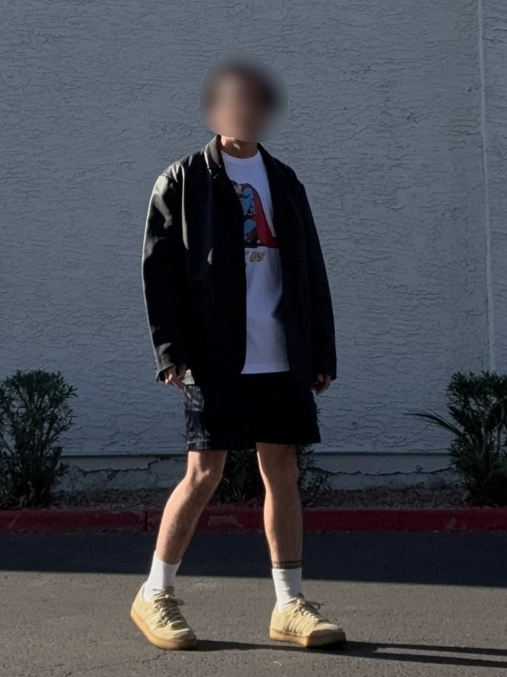 ブラック系のジャケット/アウター、ホワイト系のTシャツ/カットソー、ブルー系のパンツを着用したメンズの秋コーディネートの1枚目の写真