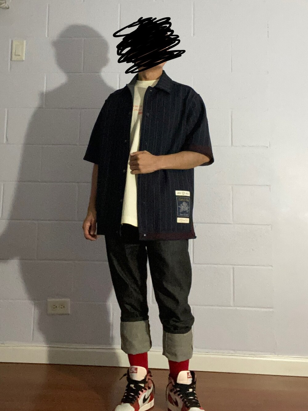 「kith、NIKE、sneakers、red」｜「KITHのアイテム（Tシャツ/カットソー、ベージュ系）」を使った、Kith Su Kithさん（メンズ・160cm）の秋コーディネートの1枚目の写真