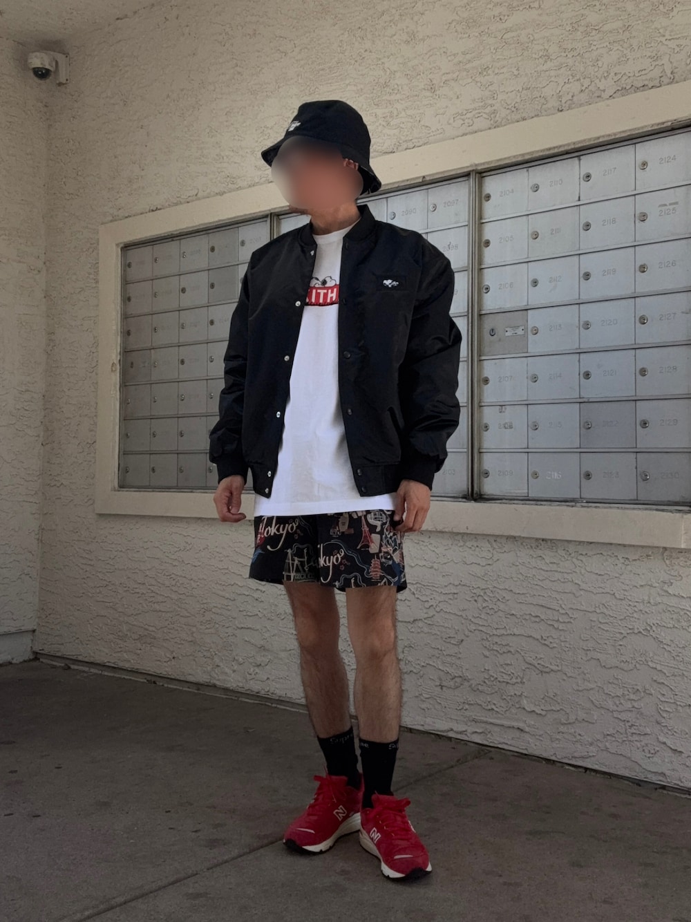 「KITHのアイテム（MA-1、ブラック系）」を使った、Kith Su Kithさん（メンズ・160cm）の春コーディネートの1枚目の写真