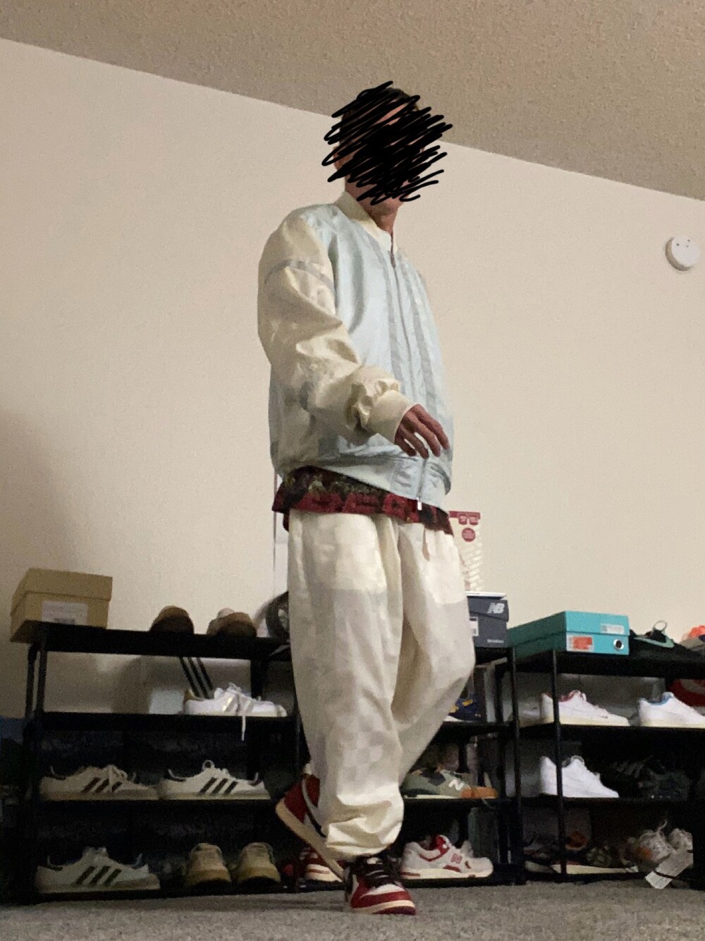 「KITHのアイテム（MA-1、ベージュ系）」を使った、Kith Su Kithさん（メンズ・160cm）の春コーディネートの1枚目の写真