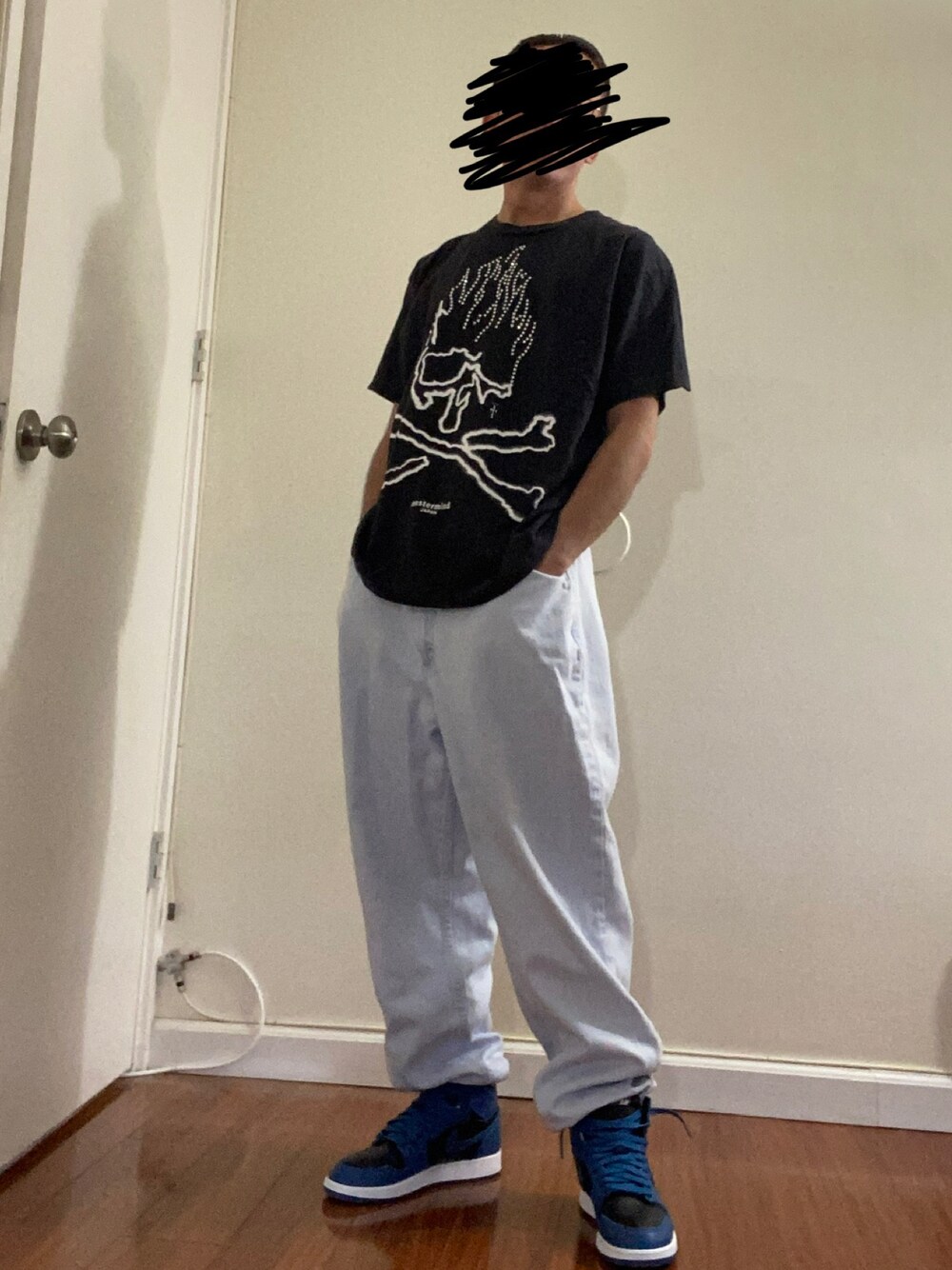 「black、airjordan1、blue」｜「CACTUSのアイテム（Tシャツ/カットソー、ブラック系）」を使った、Kith Su Kithさん（メンズ・160cm）の春コーディネートの1枚目の写真