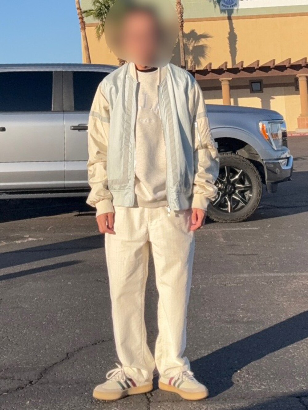 「KITHのアイテム（MA-1、ベージュ系）」を使った、Kith Su Kithさん（メンズ・160cm）の冬コーディネートの1枚目の写真