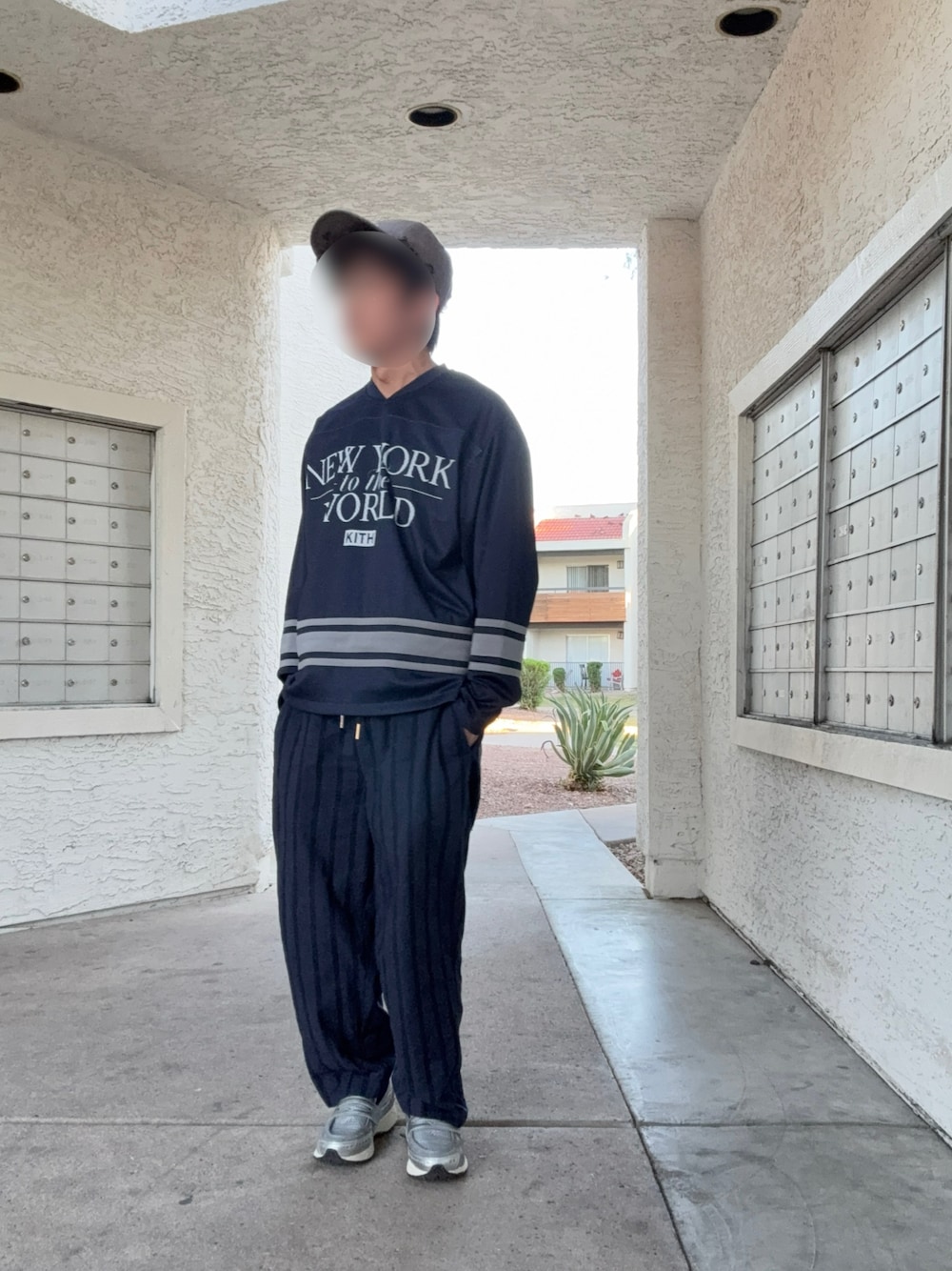 「KITHのアイテム（その他パンツ、ブラック系）」を使った、Kith Su Kithさん（メンズ・160cm）の夏コーディネートの1枚目の写真