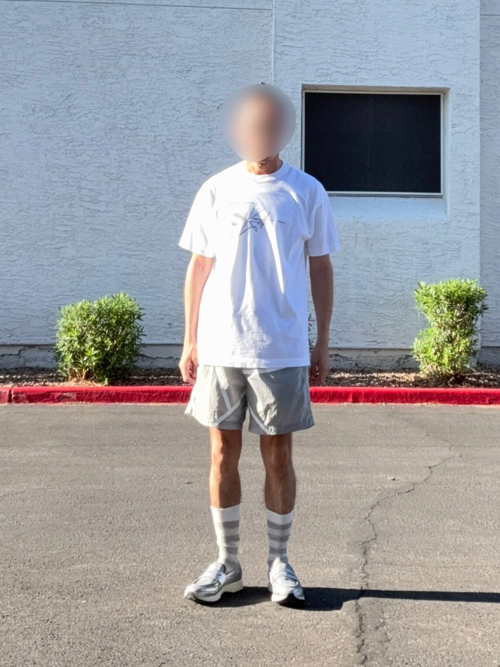 「NEW BALANCEのアイテム（ローファー、グレー系）」を使った、Kith Su Kithさん（メンズ・160cm）の春コーディネートの1枚目の写真