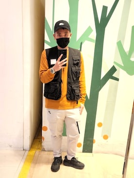 「アイテム（チノパンツ、シルバー系）」を使った、SAM LINさん（メンズ・170cm）の春コーディネート