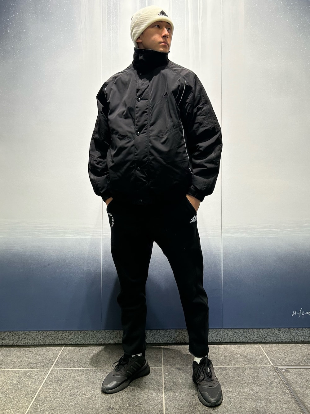 「ジャケット、アウター、adidas、ジャージ、スポーツウェア、アディダス、ビーニー、スリーストライプス、パデッドジャケット、X_PLR」｜「adidasのロゴ ビーニー（アクセサリー、ホワイト系）」を使った、OSさん（メンズ・183cm）の秋コーディネートの1枚目の写真