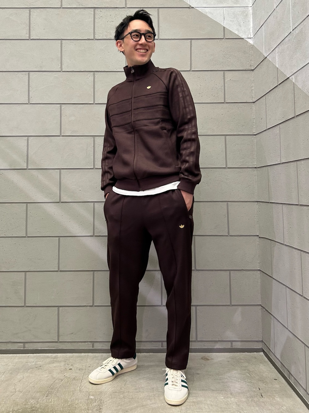 「スニーカー、セットアップ、adidas、ジャージ、アディダス、トラックパンツ、adidas originals、タバコ、アディダスオリジナルス、トラックトップ」｜「adidasのアーカイブ トラックトップ（ジャージ、ブラウン系）」を使った、OSさん（メンズ・183cm）の秋コーディネートの1枚目の写真