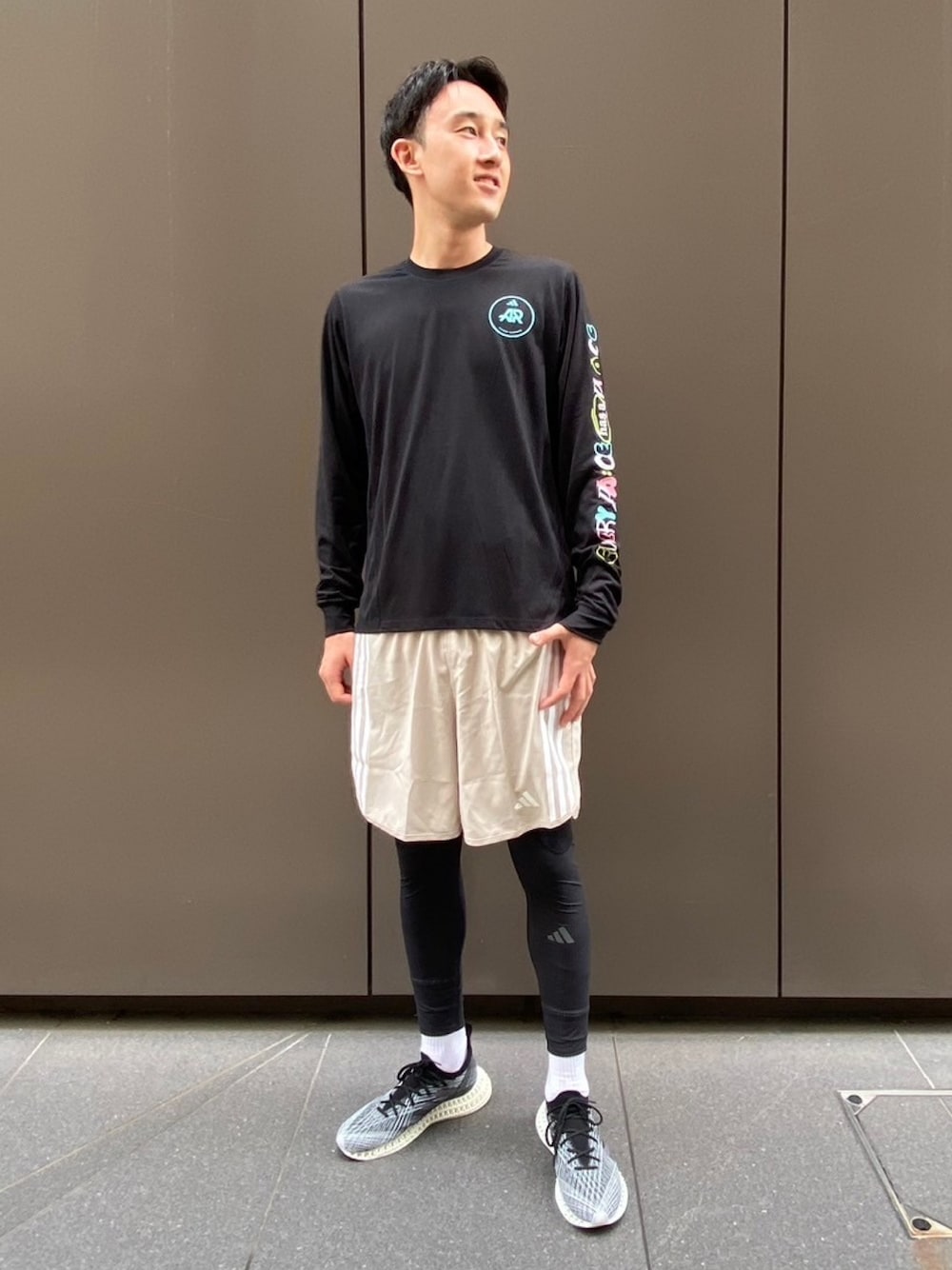 「スニーカー、adidas、アディダス、ショーツ、ランニング、長袖Tシャツ、パフォーマンス、アディゼロ、タイツ・レギンス、4DFWD」｜「adidasのオウン ザ ラン adidas Runners 長袖Tシャツ（ジェンダーニュートラル）（トップス、ブラック系）」を使った、OSさん（メンズ・183cm）の夏コーディネートの1枚目の写真