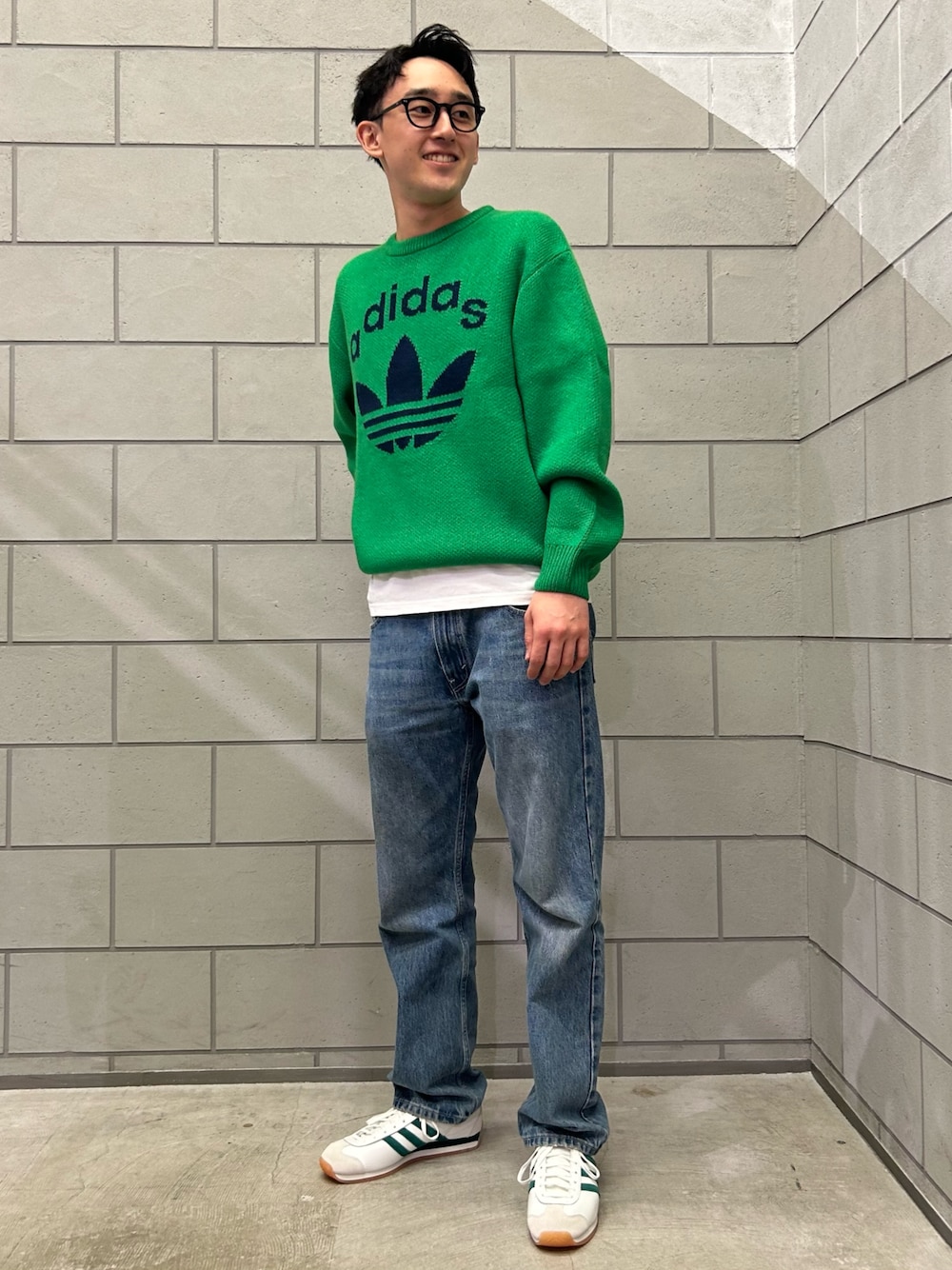 「スニーカー、ニット、セーター、adidas、アディダス、クルーネックセーター、adidas originals、カントリー、アディダスオリジナルス、70s」｜「adidasのアディダス オリジナルス 70s クルーネックセーター（ニット/セーター、グリーン系）」を使った、OSさん（メンズ・183cm）の秋コーディネートの1枚目の写真