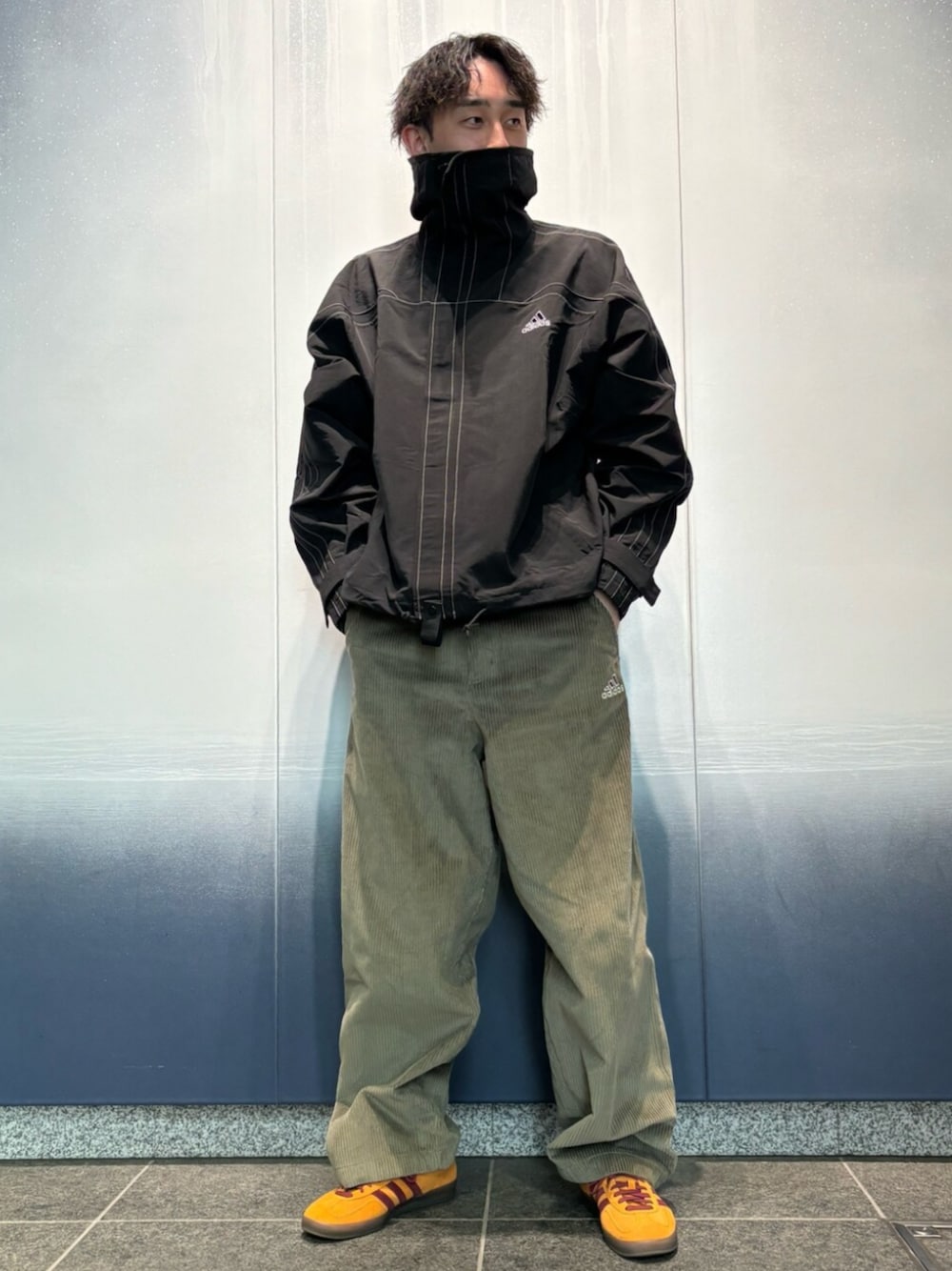 「Adidas、adidas、adidas originals、ストリートコーデ、コーデュロイパンツ、ガゼル」｜「adidasのカットライン ジャケット / アディダスオリジナルス adidas Originals（ナイロンジャケット、ブラック系）」を使った、OSさん（メンズ・183cm）の冬コーディネートの1枚目の写真