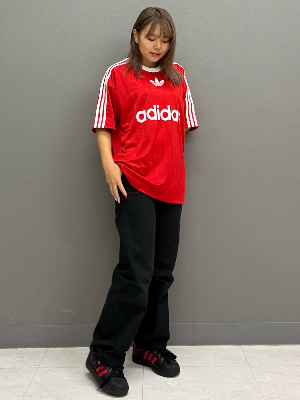 「スニーカー、Tシャツ、adidas、アディダス、adidas originals、アディダスオリジナルス、半袖Ｔシャツ、スーパースター、アディカラー」｜「adidasのアディカラー 半袖Tシャツ / アディダスオリジナルス adidas Originals（Tシャツ/カットソー、レッド系）」を使った、TMさん（レディース・158cm）の春コーディネートの1枚目の写真