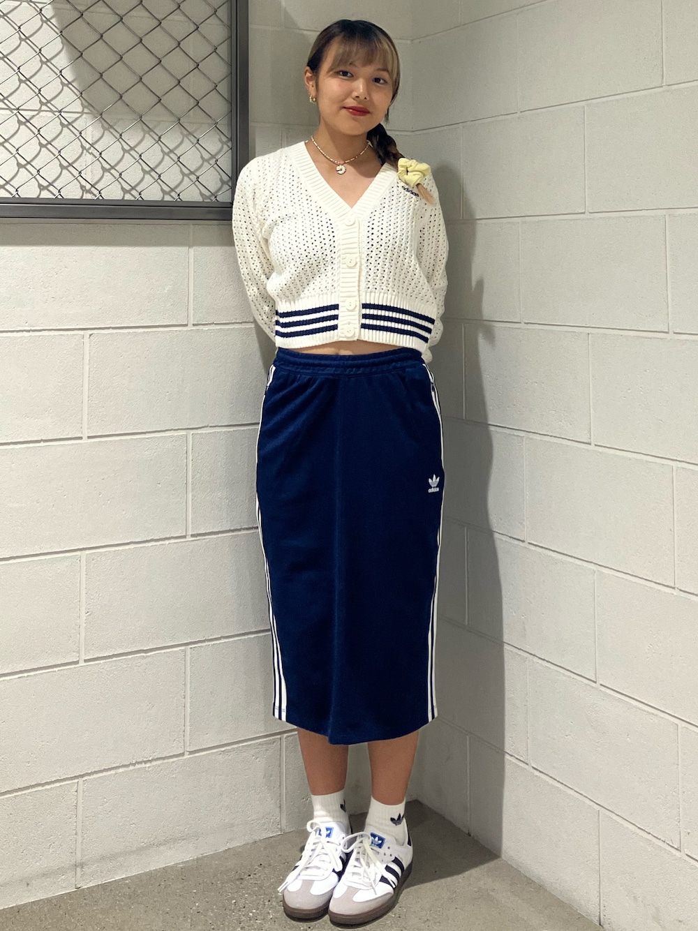 「スニーカー、スカート、ニットカーディガン、adidas、アディダス、adidas originals、アディダスオリジナルス、サンバ、ベッケンバウアー」｜「adidasのサンバ OG / SAMBA OG（シューズ、ホワイト系）」を使った、TMさん（レディース・158cm）の秋コーディネートの1枚目の写真